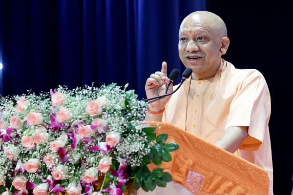नए स्लोगन के साथ गिरगिट की तरह रंग बदल रही सपा: सीएम योगी